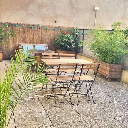 Daire Quiet City-center Terrace